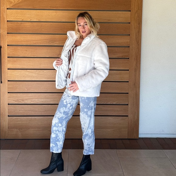 ✨Levi’s✨ White Softest (Faux) Fur Winter ❄️ Coat - Picture 3 of 14